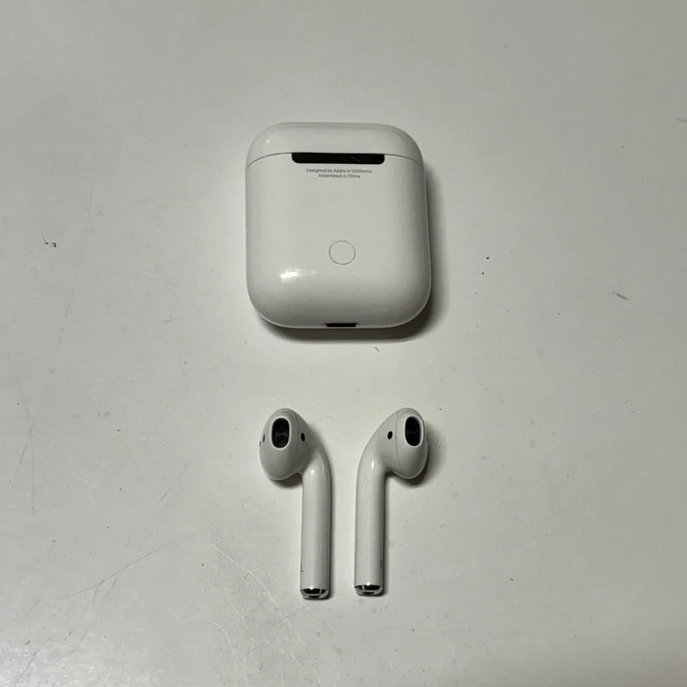 Apple 2nd Gen Wireless Earbuds & Charging Case good condition